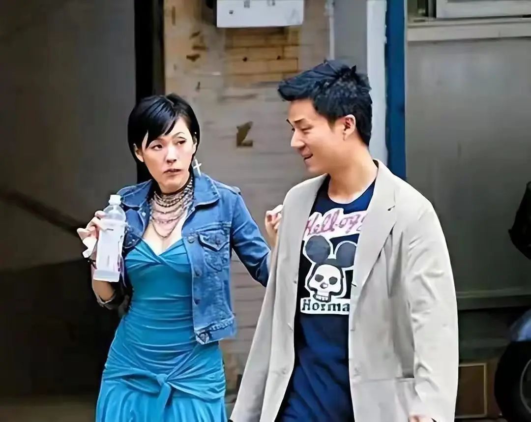 小S|小S低调给女儿庆生，手下卡片爱意满满，这字简直太漂亮了