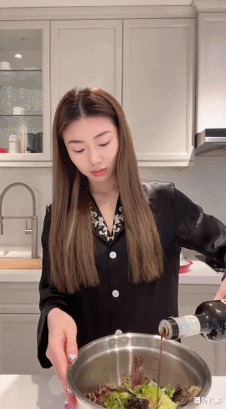 郑恺|郑恺苗苗秀恩爱上热搜，前女友程晓玥的评论区炸了