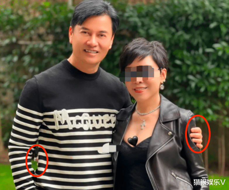 吕良伟|66岁吕良伟与美女聚餐!搂腰搭肩姿势亲密,面露笑容似冻龄