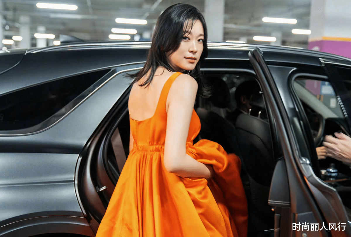 黄璐|中国女演员名动韩国电影节红毯!穿大牌礼服轻松抢风头,气质绝了