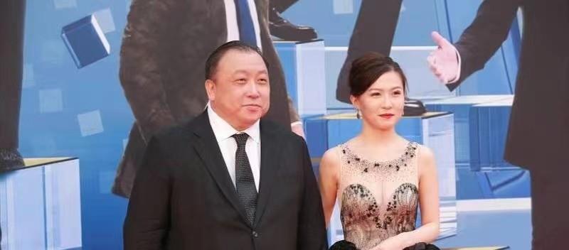 王晶|王晶女儿身材娇小却有料,父女罕见走红毯,她穿公主裙却太风尘气