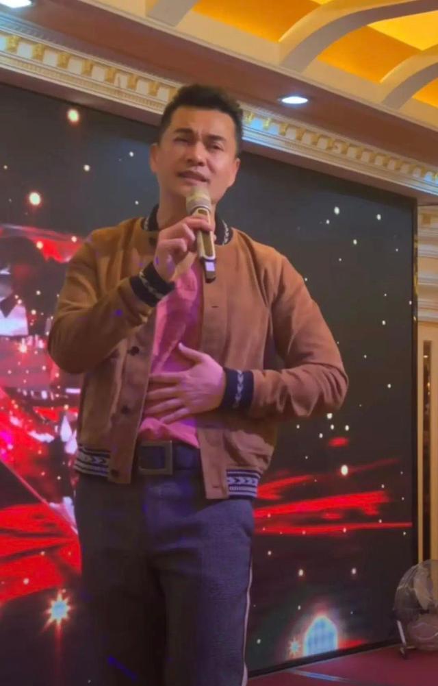 成龙|6位老牌港星来内地，成龙和内地网红合影，甄子丹到处旅游