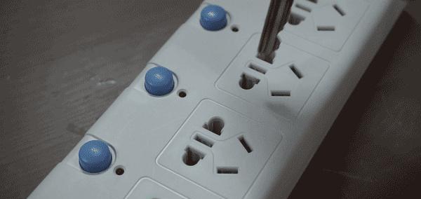 |万能插排被国家禁止使用12年，仍屡禁不止，多数家庭都不知其危害