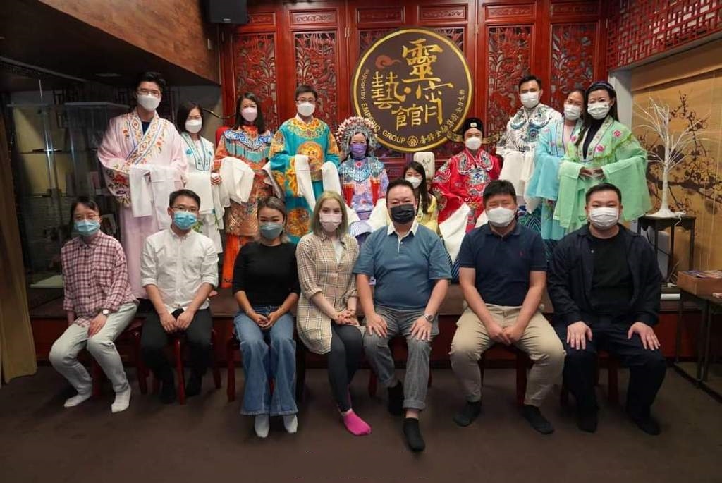 霍启山|霍启山穿戏服出镜，造型油腻还有少许白发，一心发展事业至今单身