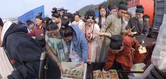 横店|横店群演透露行业现状:混子日的闲人懒汉居多,遍地美女多是假象