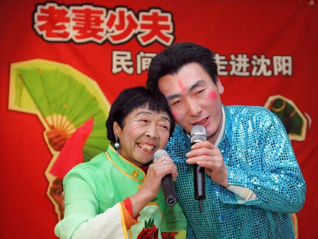 李玉成|85岁马玉琴和小32岁老公商演,旁若无人对嘴亲,网友:真下得去嘴