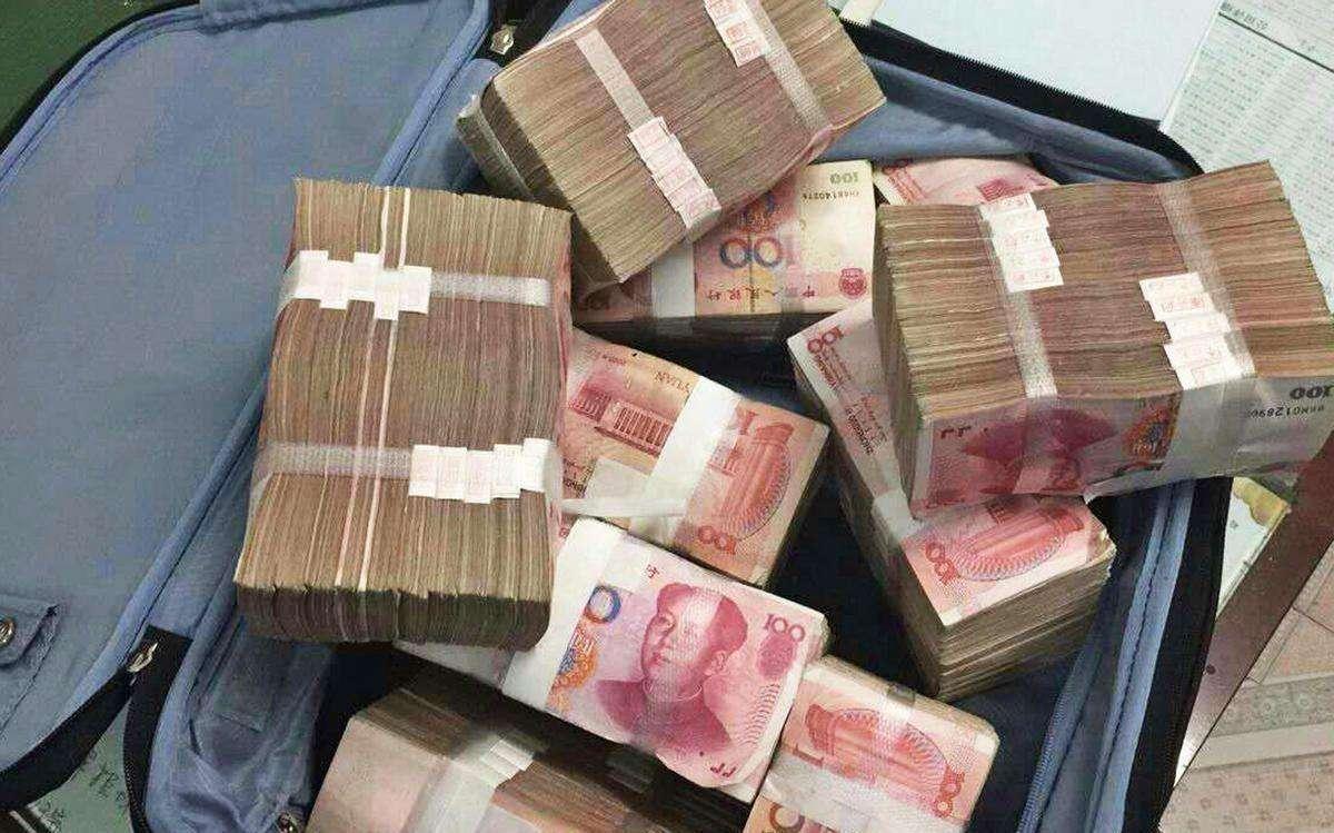 男子乘出租车遗落100万现金,的哥拾金不昧,失主却很淡定