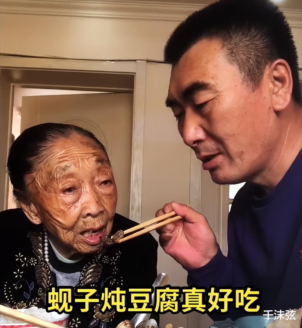 马玉琴的“外甥女”来尽孝,下馆子只吃大饼,网友:来分家产的