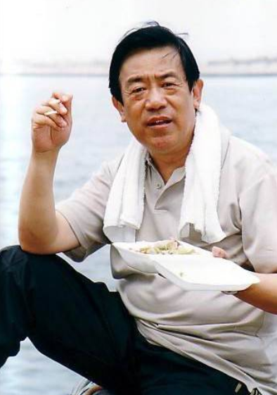 杨和苏|80岁国家一级演员高明街头撸串，喝3元饮料，吃鸡爪被赞接地气