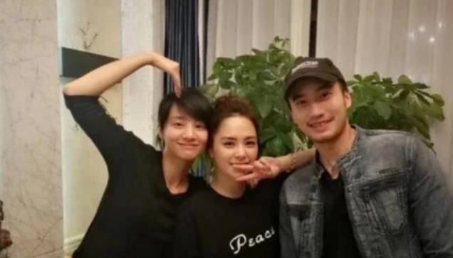 晒晒阿娇现实中的家,香港不愧是寸土寸金,连墙面都做满了收纳柜