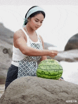 张伟丽|“现代孙二娘”胡闹闹:最性感乡村健身女神,铁桶洗头吸粉300万