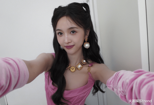 吴宣仪|吴宣仪被记者拍到独自一人搬运行李，没带助理走路很潇洒