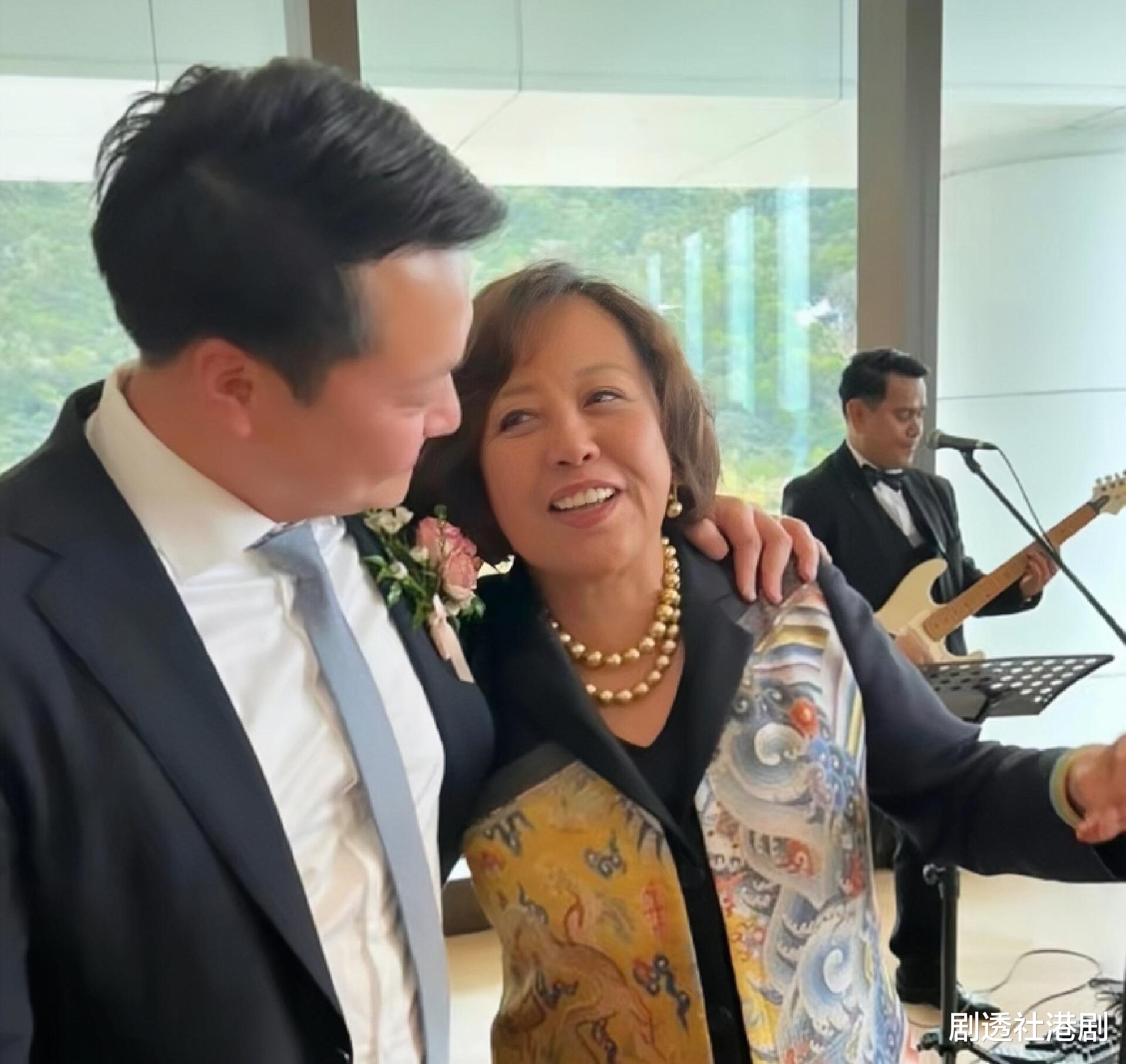 豪门|恭喜！香港知名女首富孙儿迎来大婚，妻子腹部凸起疑似怀孕