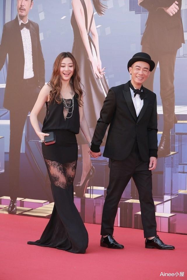 应采儿|应采儿在老公身边穿得好少女,露肩低胸裙挺惊艳,有点肉更美