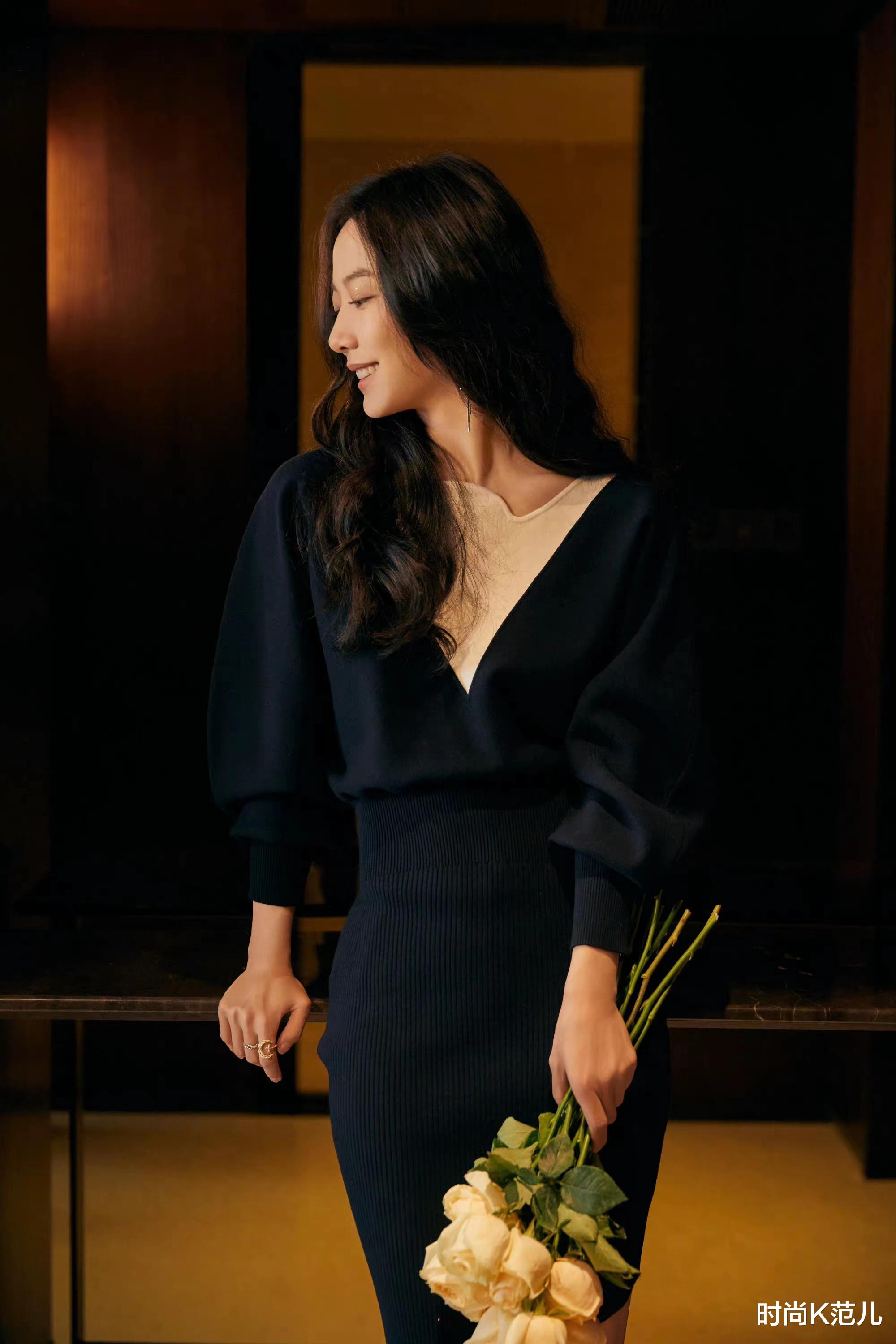 唐嫣|王珞丹加盟《最强大脑》，穿蓝色针织裙搭长卷发，温柔又优雅！