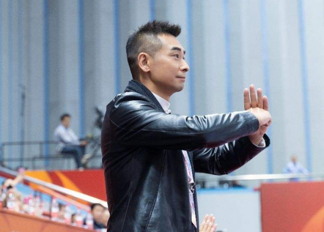 |关于抱拳礼的讲究，张卫健赵文卓各有一说，您认为哪种更有道理？