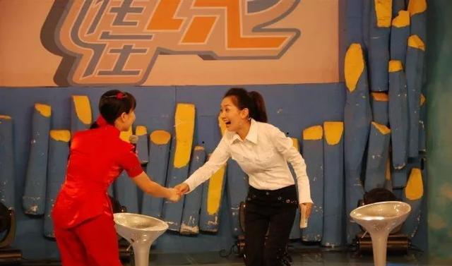 王芳|王芳，一位只穿白衬衫的主持人，却为其他男人下跪求情