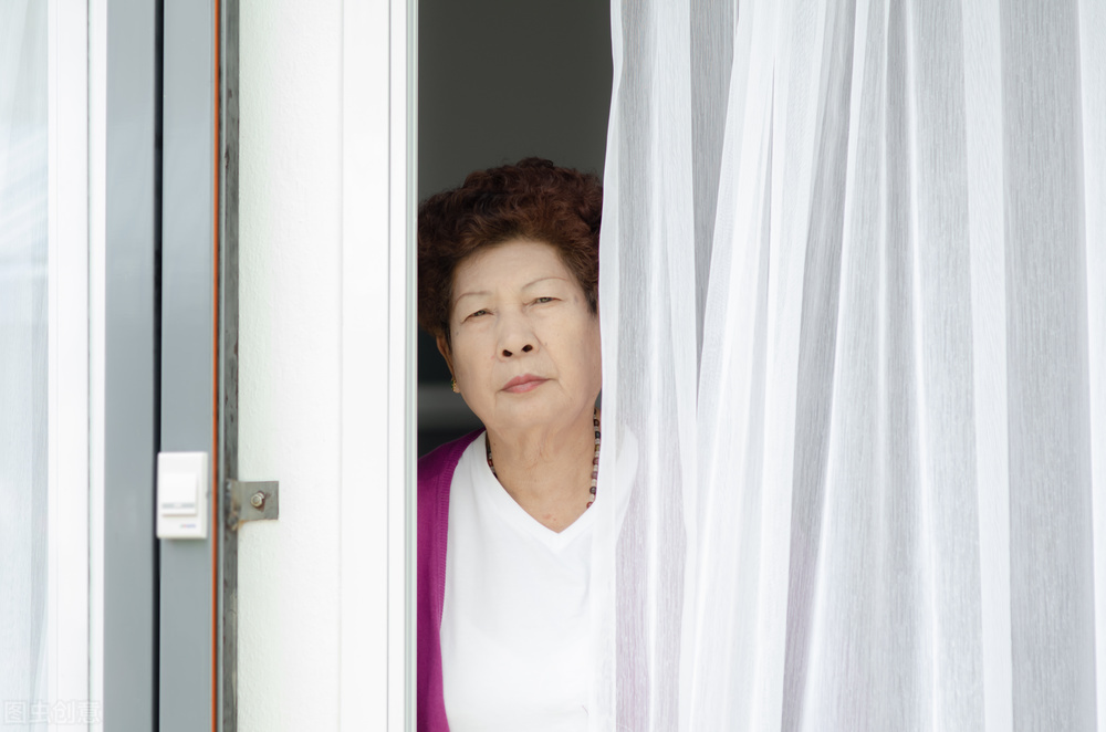 62岁大妈想要住女儿家养老,四千退休金掰成三份花,女婿:想多了