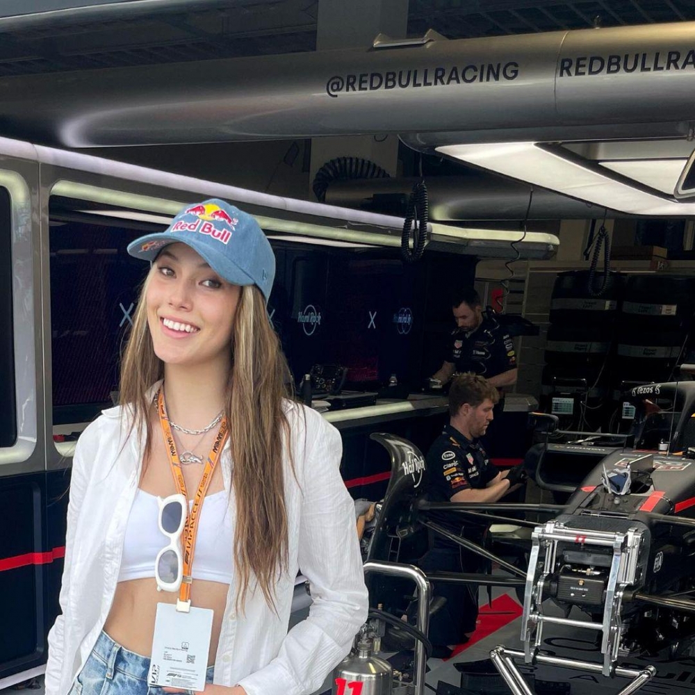 谷爱凌|谷爱凌现身F1赛车P房！穿白色抹胸露平坦小腹，状态太好笑容满面