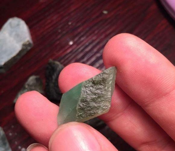 文玩|夜市500淘的小原石，竟取出16颗水珠子，商家眼都瞪直了！