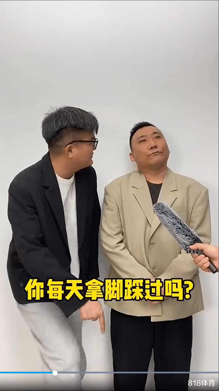 相声|天津相声回呛董路: 你关注过老坛酸菜吗? 每天拿脚踩过吗? 你就是酸菜盲!