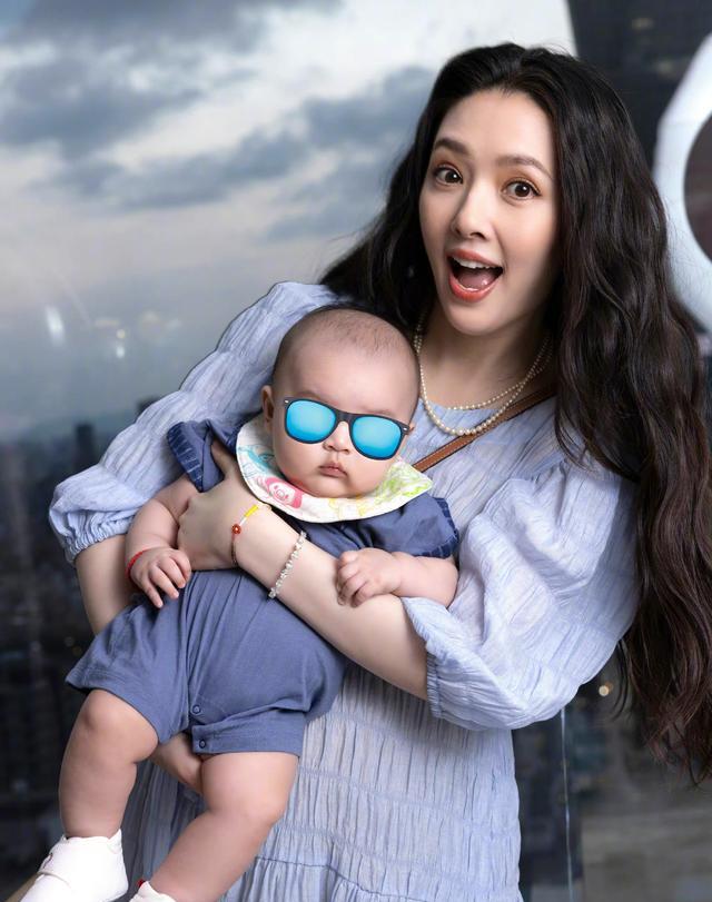 向太|郭碧婷二胎首秀遭质疑后，向太霸气为儿媳撑腰，力证全家幸福美满