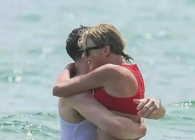 抖森|41岁“全球最性感男神”官宣订婚，哭瞎无数网友：长得酷似奥巴马，她谁？