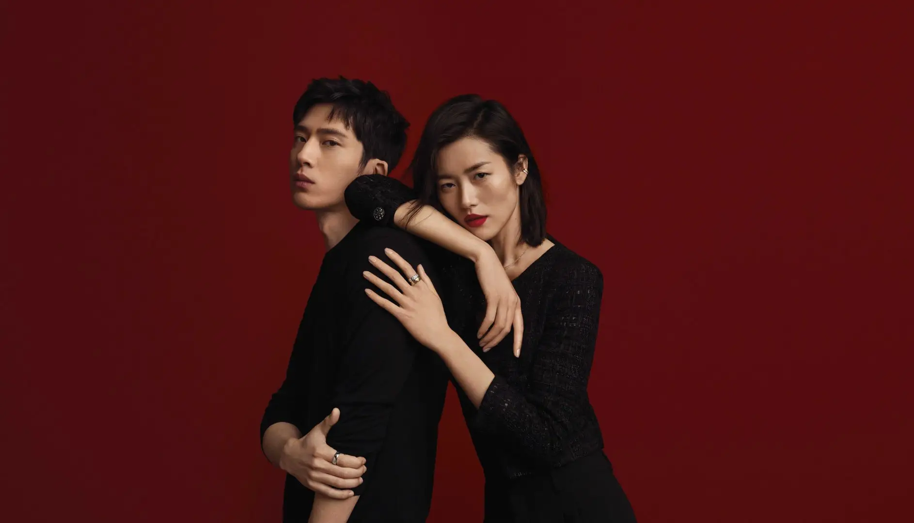 刘雯|恋爱实锤?刘雯深夜现身井柏然所住酒店,一夜未出次日衣服没换