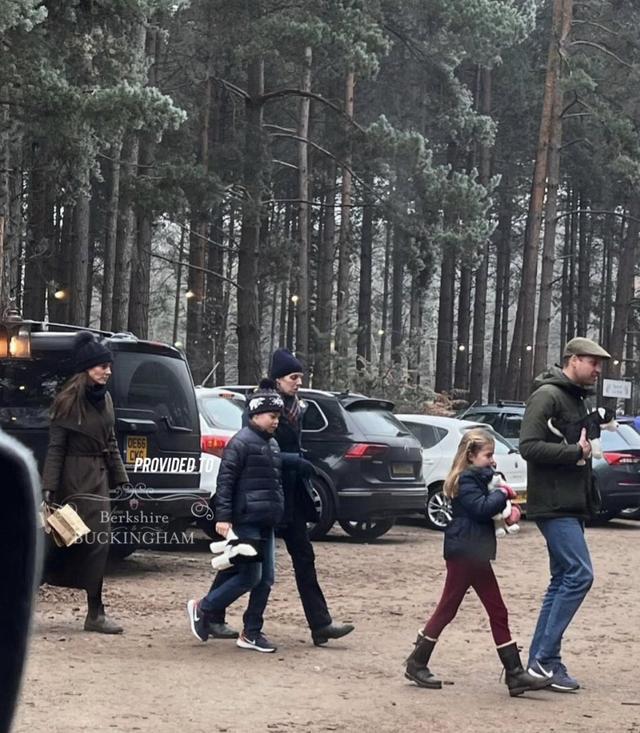 夏洛特公主|威廉王子一家度假照曝光，夏洛特公主长腿抢镜，紧搂玩偶真可爱