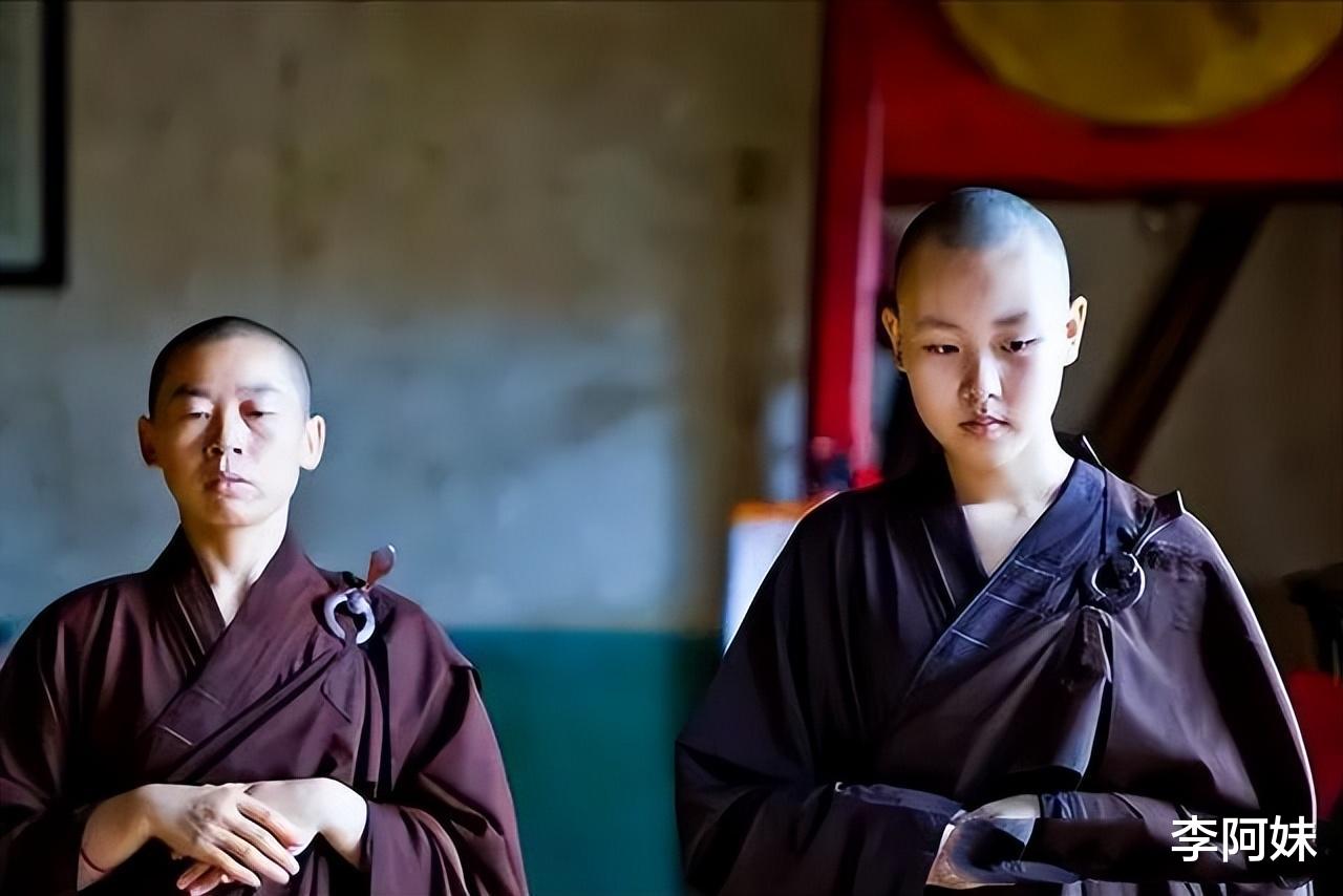 懒惰女大学生出家为尼,十年敛财近亿,住千万豪宅与多名和尚通奸