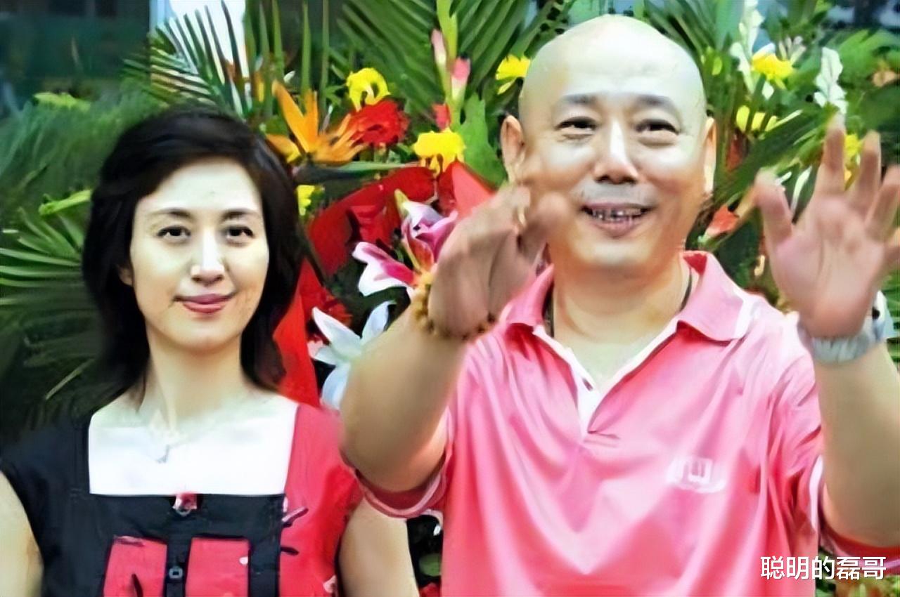 窦唯|52岁窦唯头发花白身材发福，和李诚儒前妻合照显拘谨