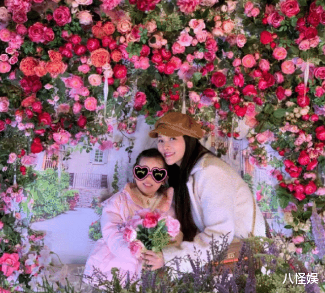 伊能静|伊能静与女儿过圣诞，幸福称母女俩是闺蜜，米粒正脸曝光像极奶奶