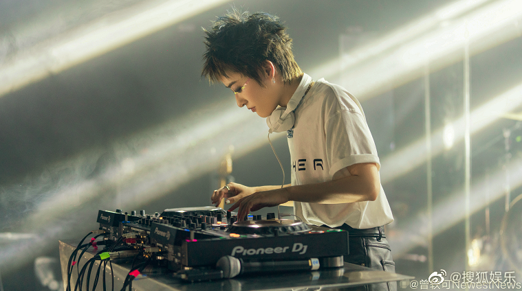 曾轶可|?曾轶可被维权!3小时演出迟到半小时打碟1小时,观众现场大喊退钱!