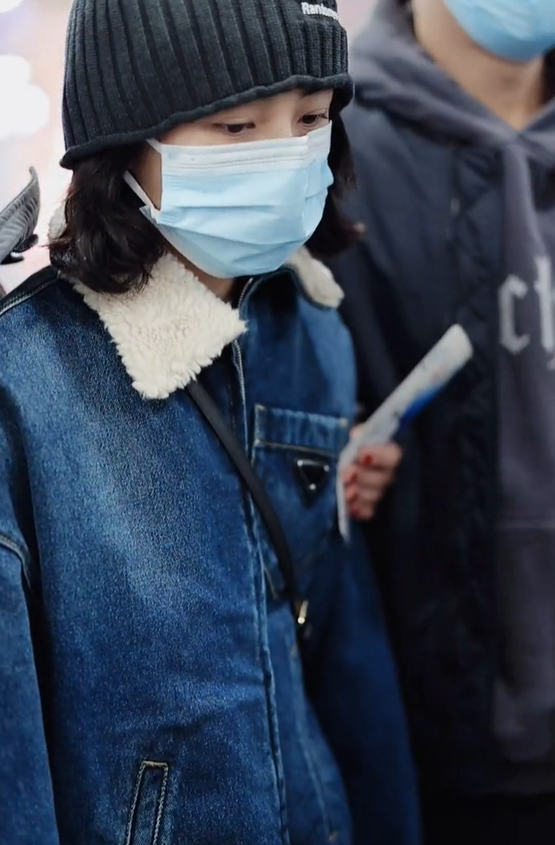 张子枫|张子枫恋情风波后首露面！背俩万元包太阔气，被助理紧搂一言不发