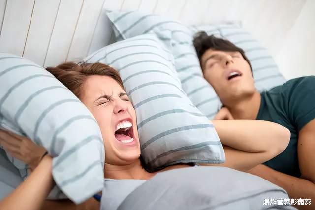 睡眠质量|血压高的人，睡觉时要注意这2个习惯，或许对病情不利，能改则改