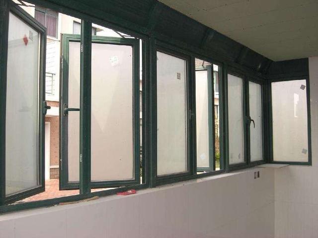 装修时窗户能不能改成平开窗?我家刚动工,物业就让拆掉!