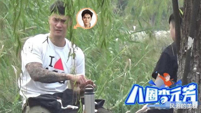 蒋劲夫|蒋劲夫罕见露面尽显老态，湖边喂鱼表情冷漠