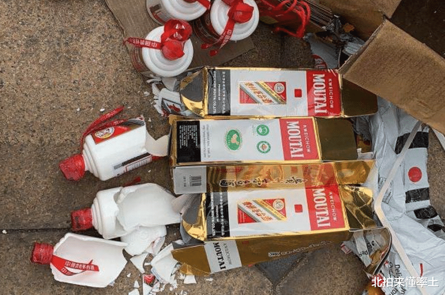 河北一老人过寿,儿子连开20瓶茅台,却因几个空酒瓶大闹酒店