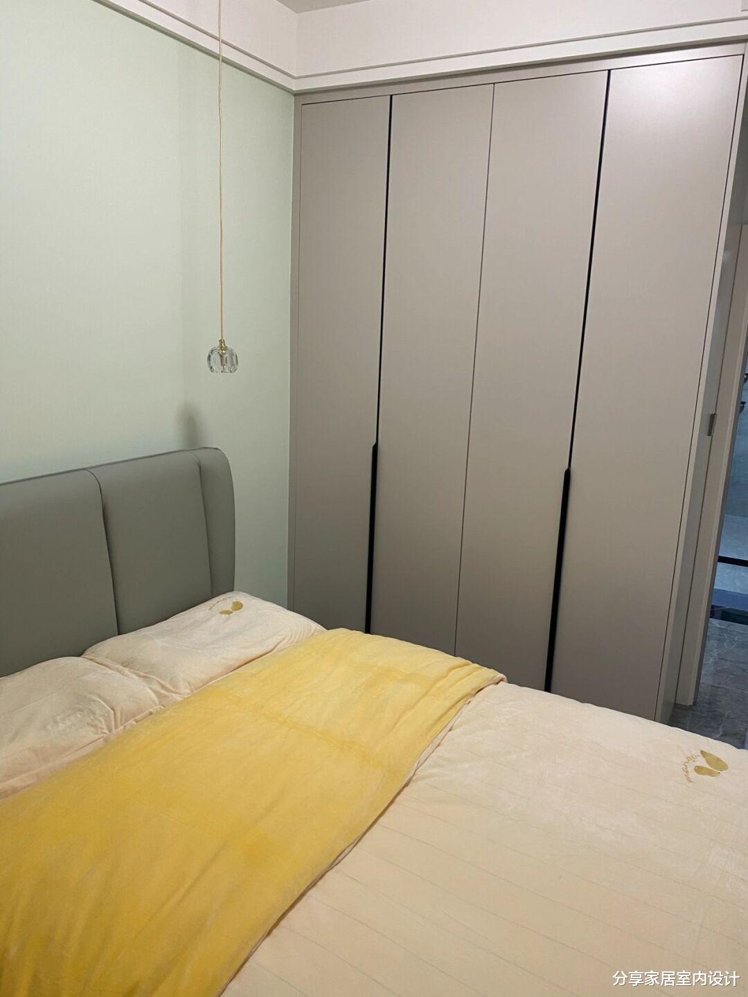 结婚六年终于通过努力拥有一套新房,三居室面积不大,装修却精致