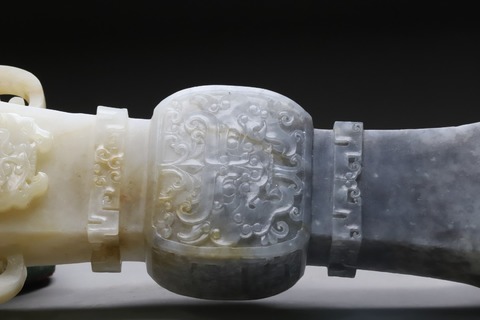 |回流 舊藏和田玉青花籽料“螭龙兽面纹方觚”.