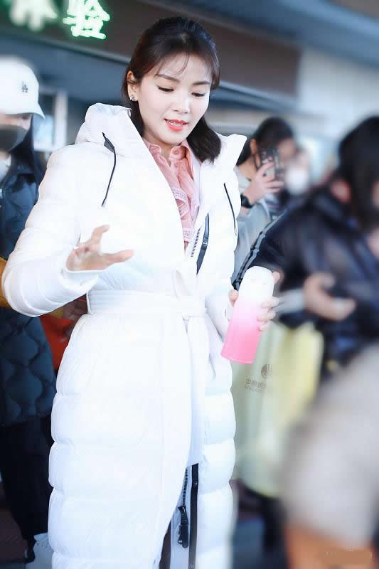 刘涛真时髦，穿黑色西装配白色喇叭袖衬衫优雅干练很减龄