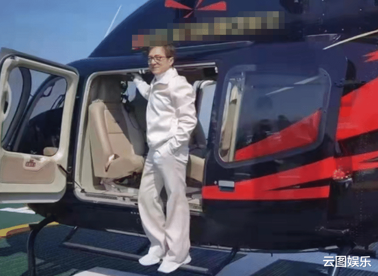 吴磊|成龙与美女网红现身餐厅，被曝吃三碗饭胃口好，女方穿背心秀身材