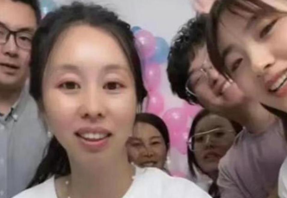 街拍|基因强大！田静父亲晒外孙女悦悦旧照，网友感慨太像许妈了