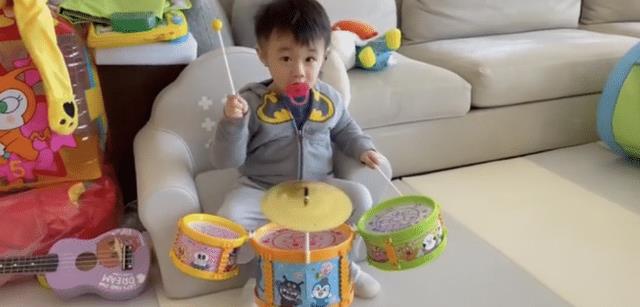 古巨基|古巨基罕见晒出儿子近照,Kuson打鼓超可爱,父母捧场超热情