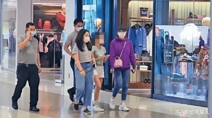 奚梦瑶|奚梦瑶一家三口罕现身，背4万包包，带3人随从排场大