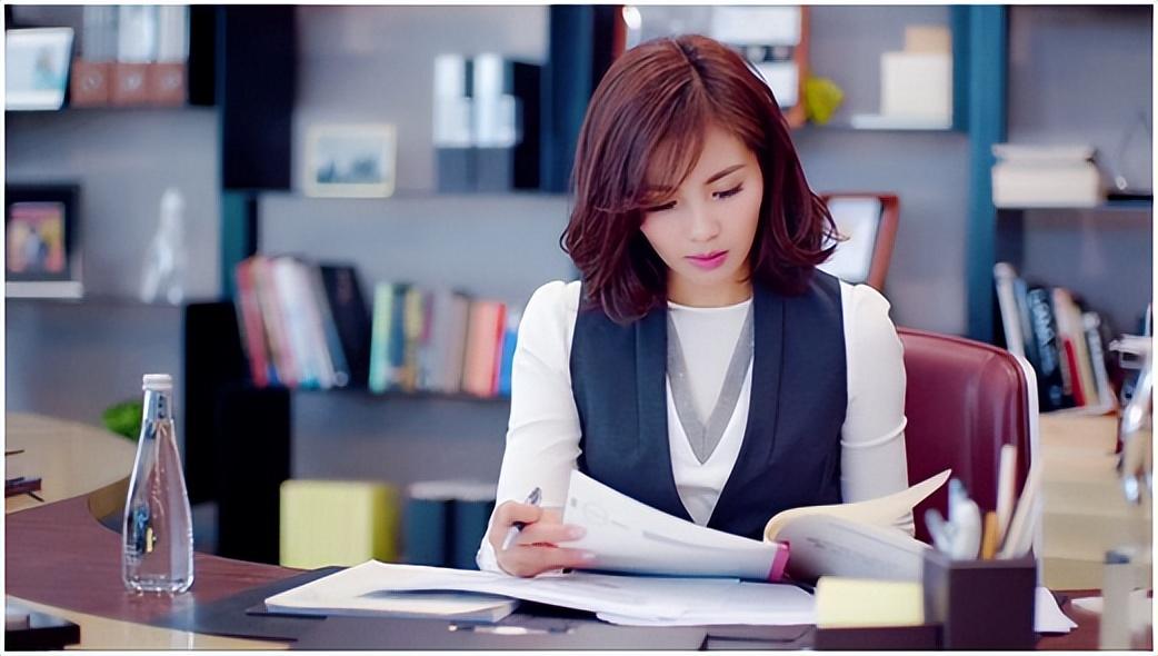 |读书 |《她职场》在成为任何角色之前,先成为你自己