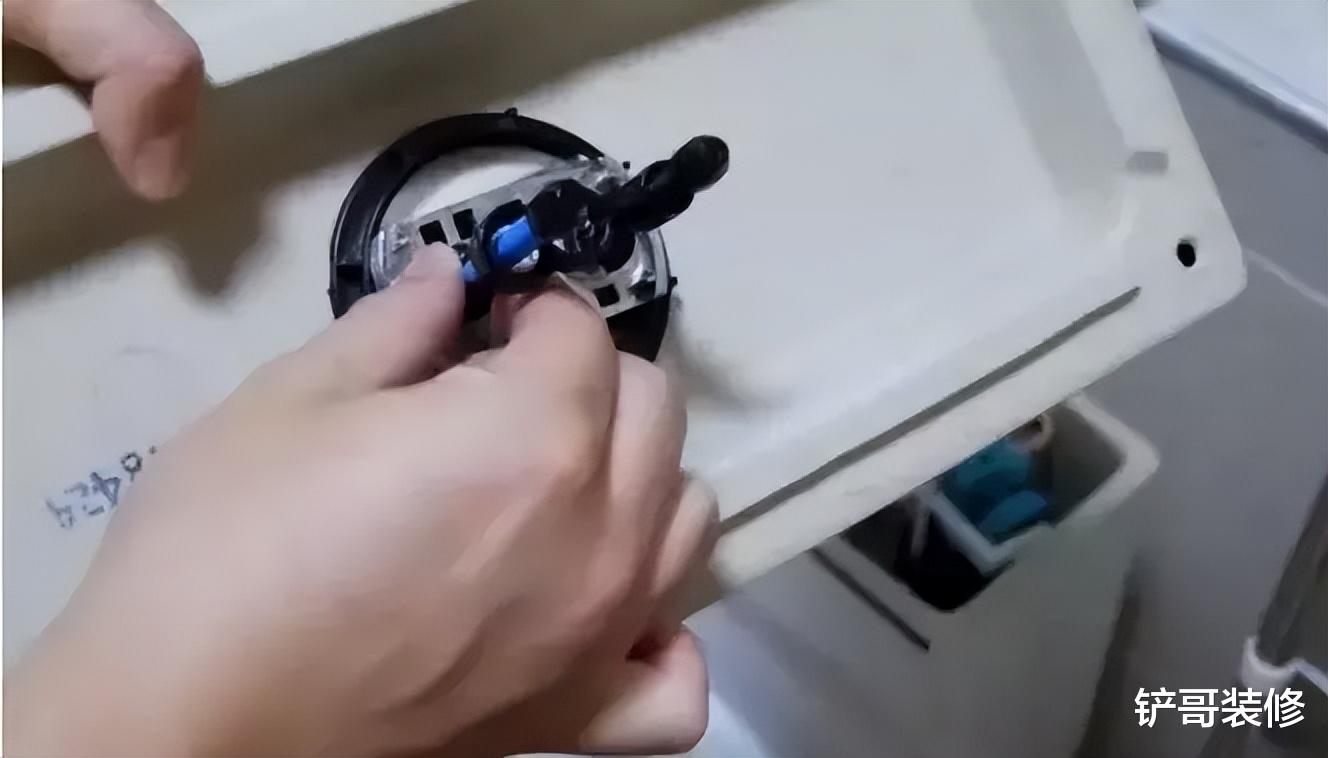 马桶上有个“小机关”,很多人不知道,难怪马桶又脏又臭!