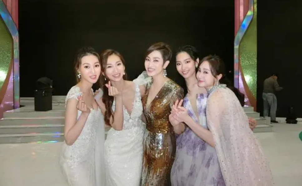 香港小姐|历任港姐齐聚！64岁朱玲玲黑蕾丝裙超丰满，56岁陈法蓉凹凸有致