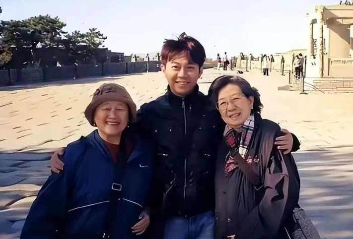 |杨寅：为照顾82岁外国富婆远赴新加坡，后来怎样了？