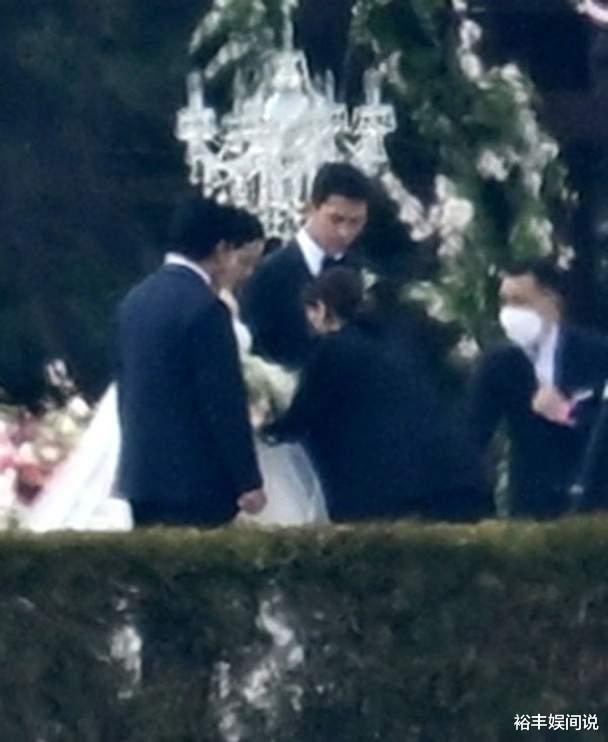 玄彬|玄彬孙艺珍婚礼彩排曝光！女方穿婚纱挽爸爸的手，男方穿西装现身